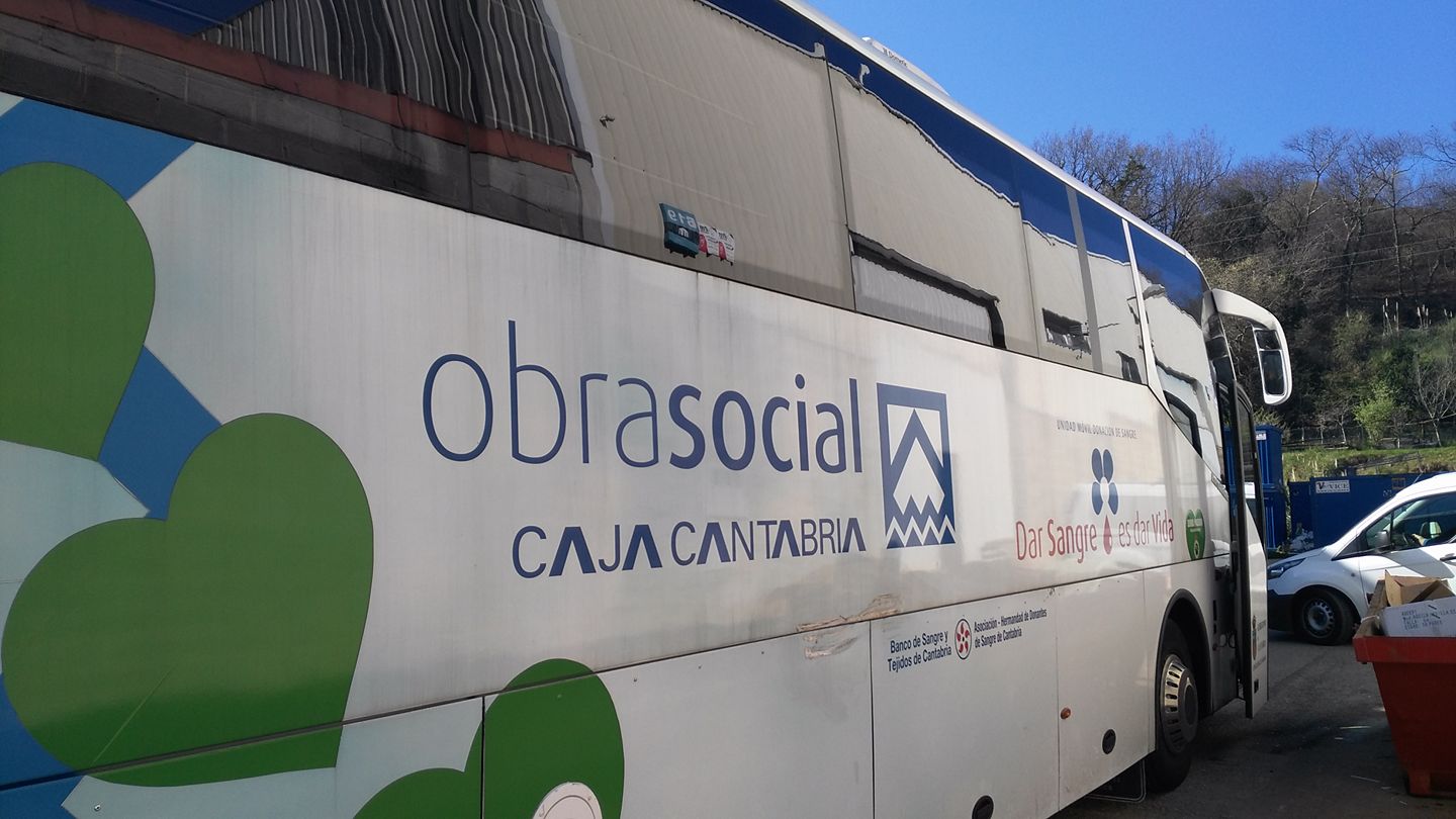 Unidad móvil Hermandad de Donantes de Sangre de Cantabria en Cartes
